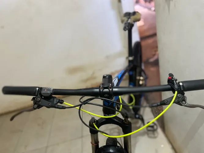 Bicicleta e peças separadas