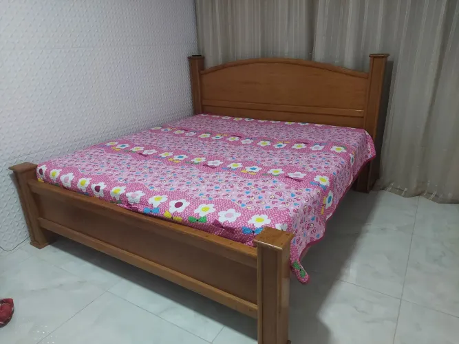 Cama de madeira king com colchão