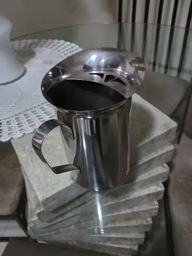 Jarra de aço inox Nova 2 litros muito bonita e sofisticada com dosador