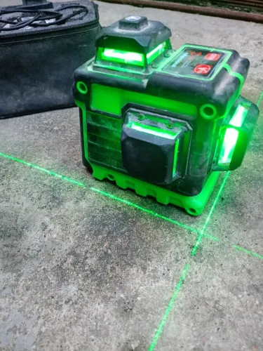 Nível a laser com unhas verdes