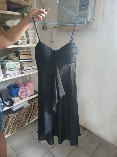 Vestido preto com camadas