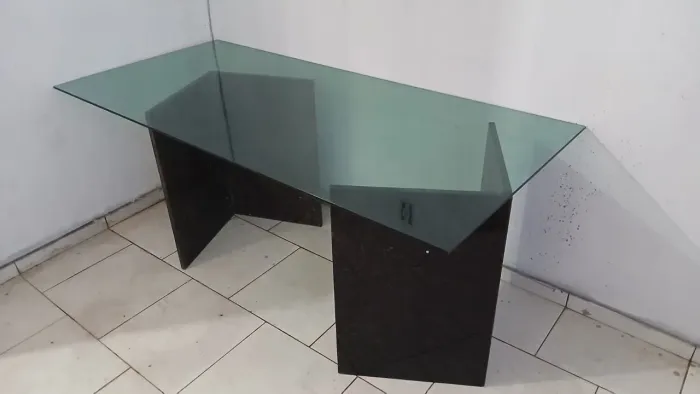 MESA DE VIDRO EM MÁRMORE