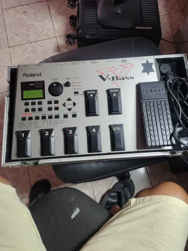 Pedaleira Roland V-Bass
