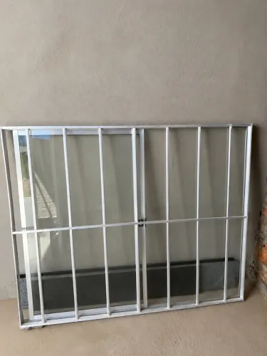 Janela de vidro com grade