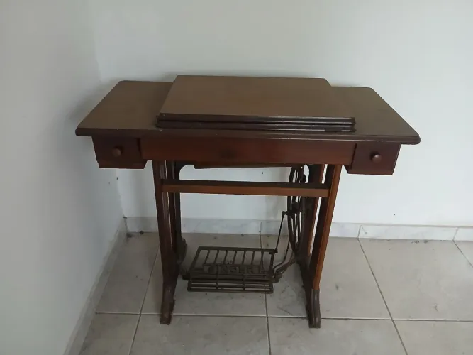 Raridade máquina de costura Singer antiga com móvel original em madeira, estudo trocas