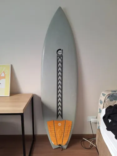 Pracha semi-nova - 5'10'', 29 litros, Tropical Brasil Stringerless Concept