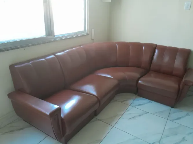 Sofá em Corino de Canto