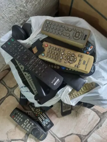 Vários controles de TV ,radio etc 