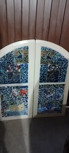 Janela de mosaico de vidro só as folhas não tem batente