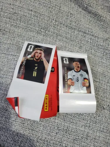 2 figurinhas da copa do mundo 2026 fifa coca-cola santiago giménez joshua kimmich