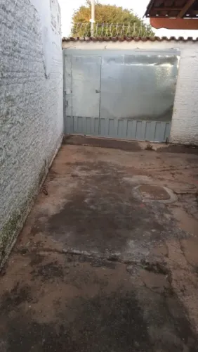 Alugo casa em ótimo estado de conservação