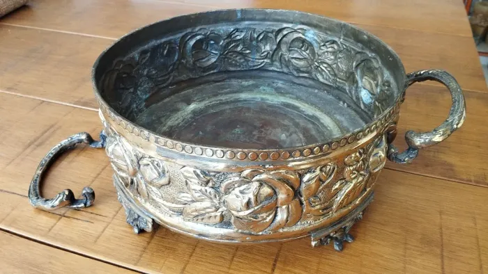 Cachepot / floreira em cobre pintado dourado com motivos florais e 2 alças 