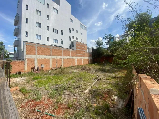 LOTE A VENDA NO CABRAL 427m2