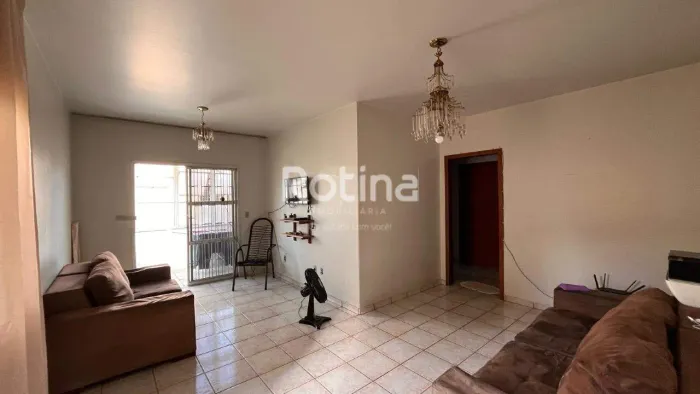 Apartamento 3 quartos (1 suíte) com 88,56m²  Frente, varanda e vaga  Venda em Uberlândia/M