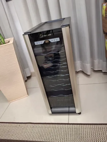 Adega seca para armazenar vinhos