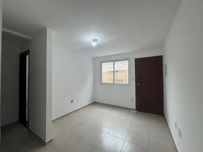 ALUGA-SE Casa de Condomínio com 60m², 02 dormitórios, Quinta e Vaga de Garagem em São Vice