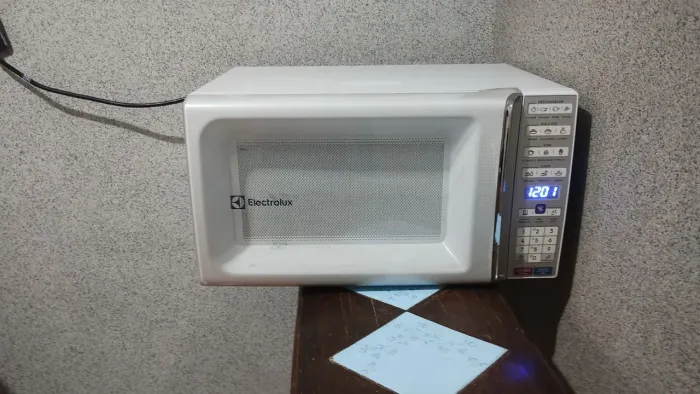 Microondas Eletrolux 34 litros com defeito 