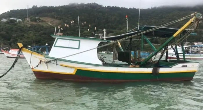 VENDE-SE BOTE DE PESCA COM LICENÇA DE ARRASTO CAMARÃO