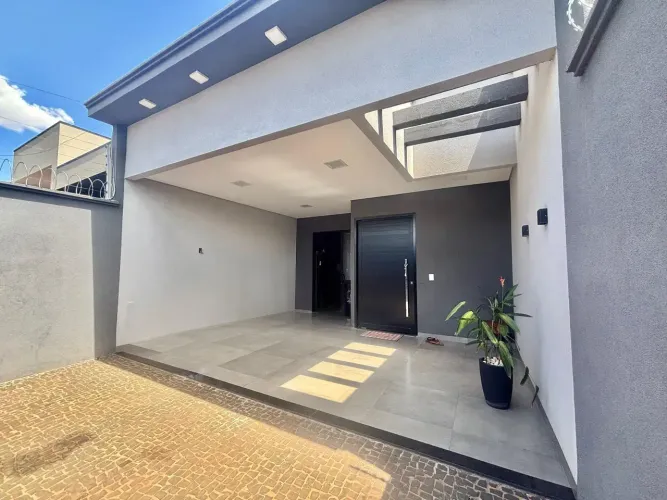 Casa à venda em Rio Verde com espaço amplo, acabamento moderno, 3 quartos e armários embut