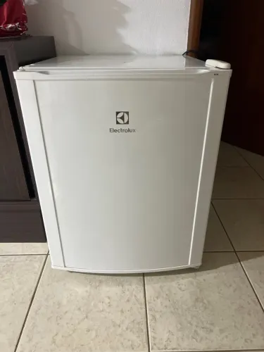 Vendo um frigobar Electrolux
