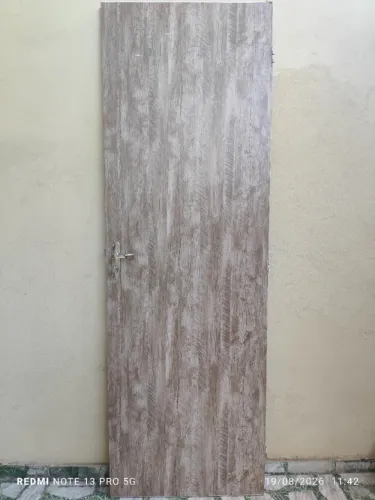 Porta de Madeira 2,10m x 69cm com Maçaneta e Chave