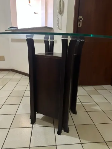 Mesa com tampo de vidro 