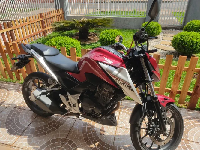Cb 300f em estado de novo