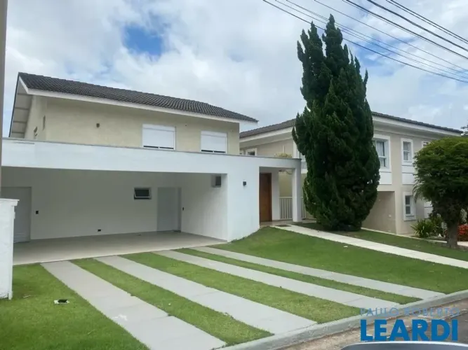 Sobrado para aluguel e venda com 380 metros - Residencial Alphaville 6