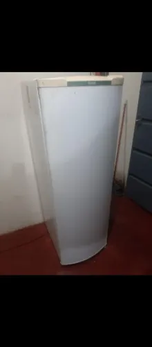 Geladeira em bom estado de conservação