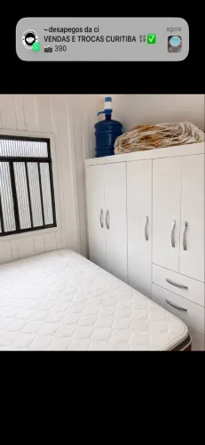 Cama de casal queen , galão de água vazio e rede