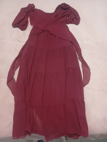 Vestido marsala e sandália vizzano