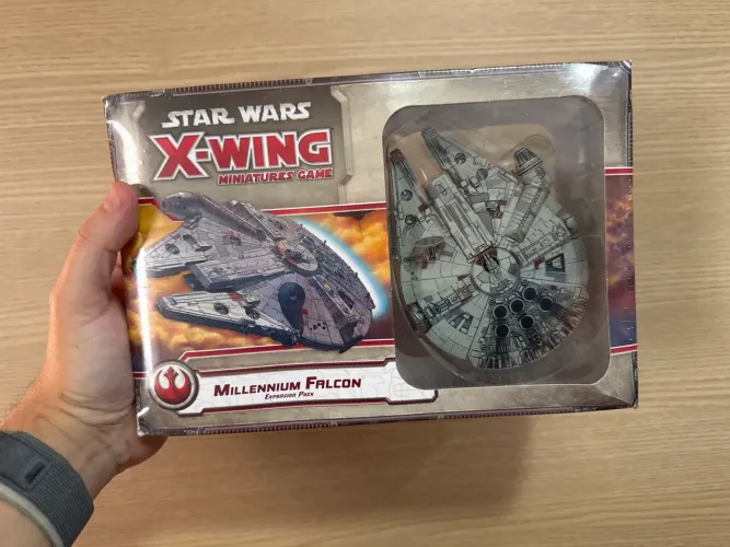 Star Wars X-Wing Millenniun Falcon lacrada na caixa
