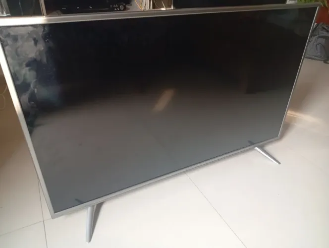 TV tcl Semp 55" com defeito pra retirada de peça