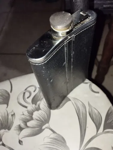 Cantil capa de couro, pra bebidas.