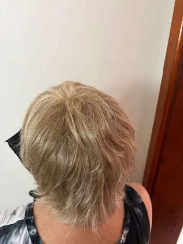 Peruca feminina loiro curto