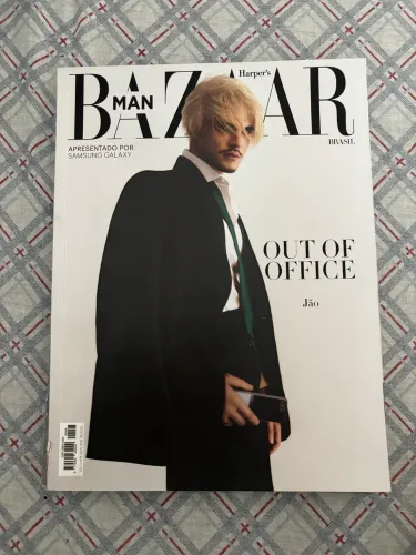 revista harpers bazaar man com o cantor jão na capa.