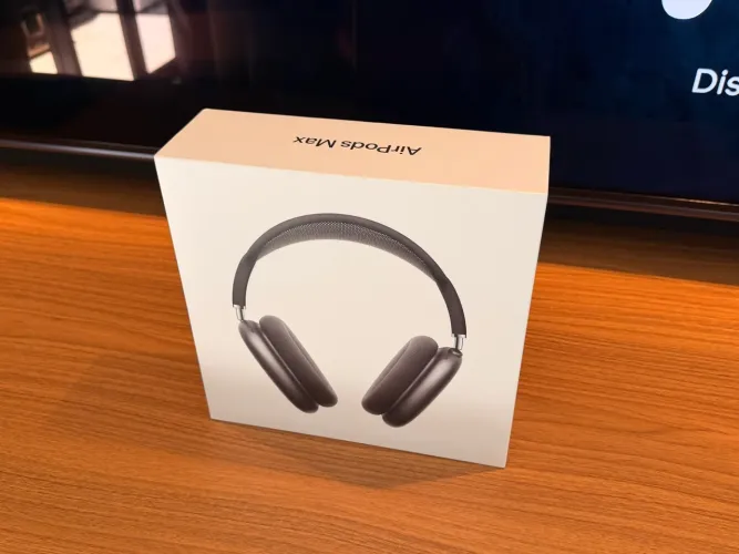 AirPods Max Midnight Lighting