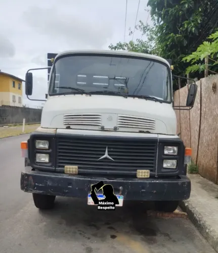 Caminhão todo Bom está trabalhando