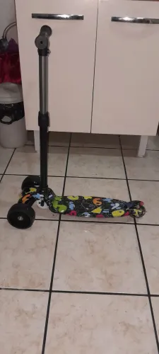 Vende-se patinete colorido