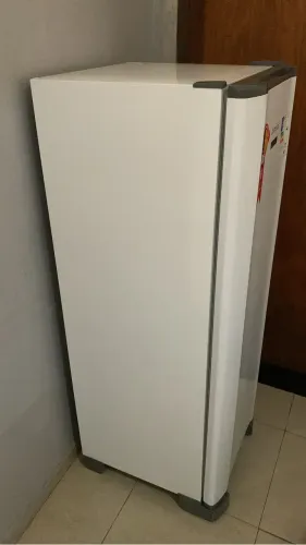 Geladeira Esmaltec ROC35 PRO 259L Branca 127V