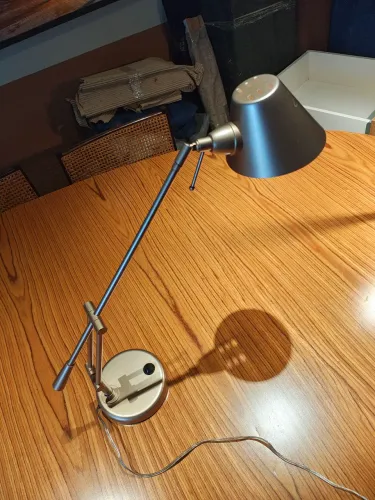 Luminária de mesa de metal dourado