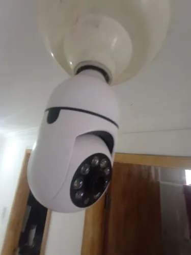 Vendo Câmera Wi-fi Inteligente Para conectar no bocal da luz.