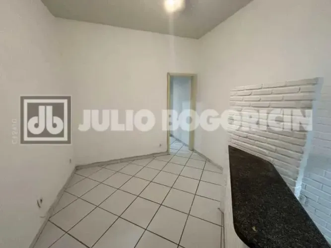 Sala e quarto na quadra da praia