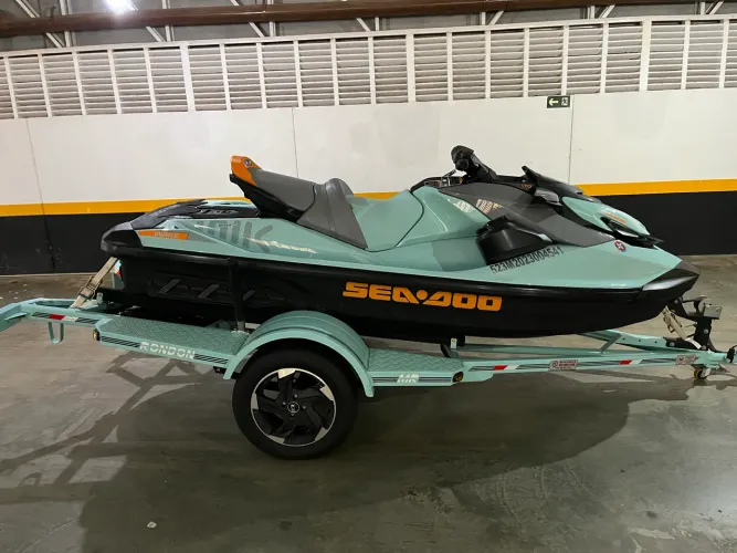 Jet Ski Sea Doo Wake 170 com acessórios 