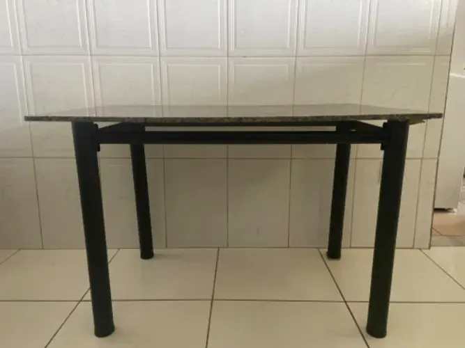 Mesa de jantar com tampo granito