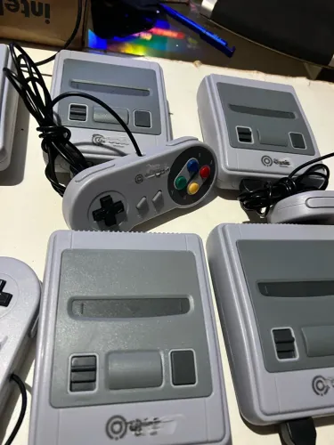 Lote cinco mostra vários consoles Super Mini SFC