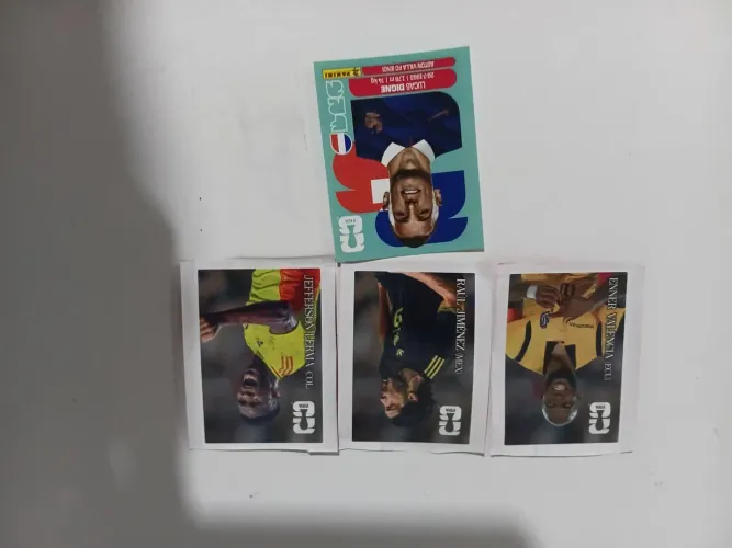 Três figurinhas da coca original mais 1 carta extra por 20.