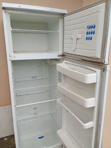 Vendo geladeira funcionando perfeitamente, motivo da venda: Mudança 