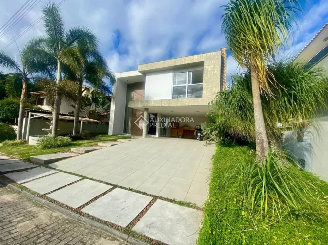 Casa 3 Dormitórios sendo uma suíte com piscina em condomínio fechado à venda no Campeche ,