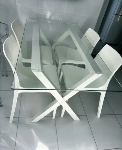 MESA LAQUEADA COM TAMPO DE VIDRO COM 04 CADEIRAS. 